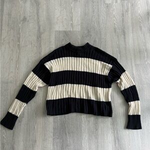 American Eagle Striped bacy and White Women's Sweater
